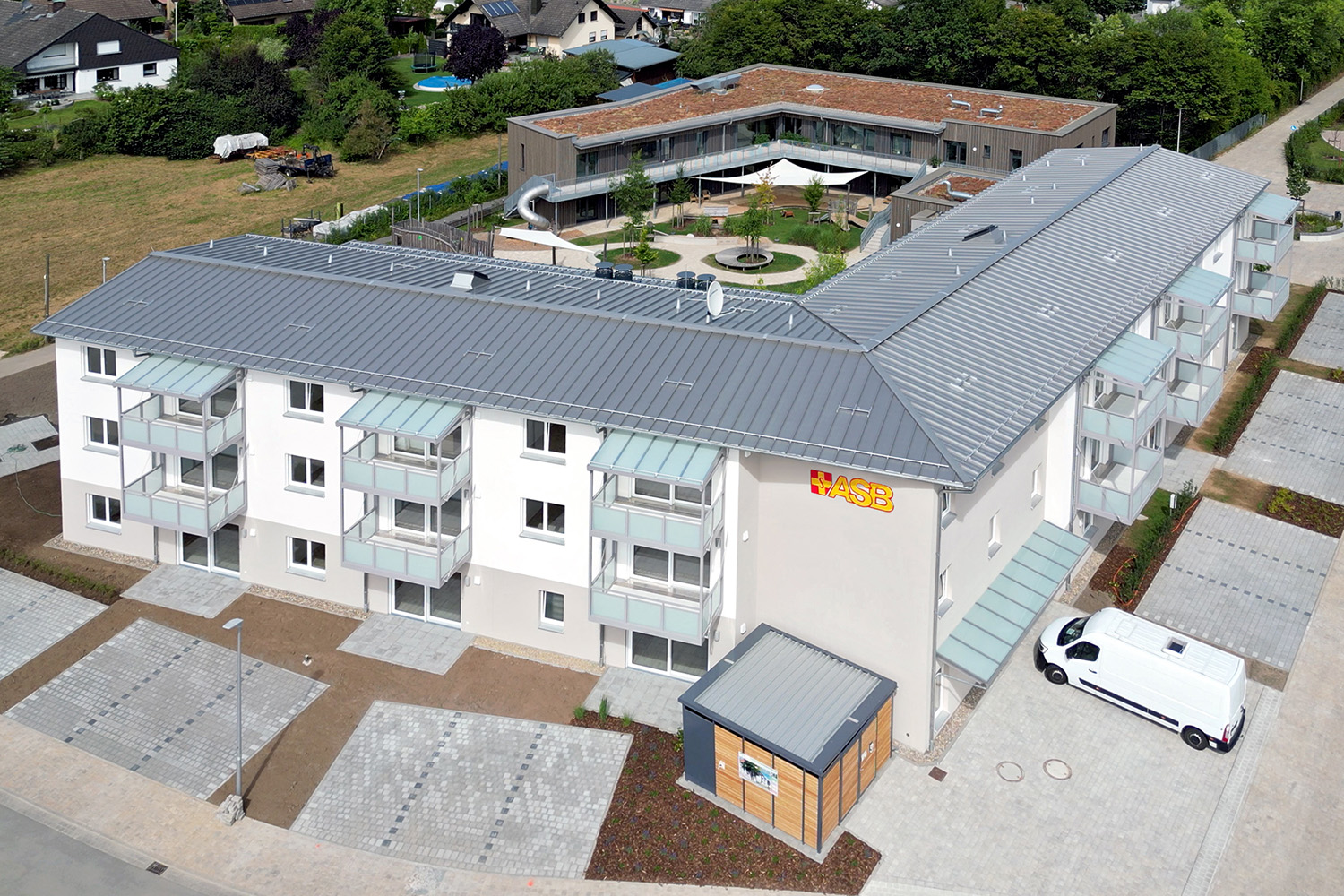 Unser jüngst fertiggestelltes Projekt in Kemmern am Main bietet auf drei Geschossen den Komfort von 19 hochwertigen Zwei- und Drei-Zimmer-Wohnungen mit individuell zubuchbaren ASB-Leistungen. Auch Gemeinschaftsräume und eine Tagespflege befinden sich in der idyllisch gelegenen, an die Dorfgemeinschaft angebundenen Wohnanlage (Details)